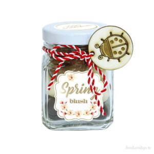Borcan „Spring blush” cu mărțișor din lemn gravat